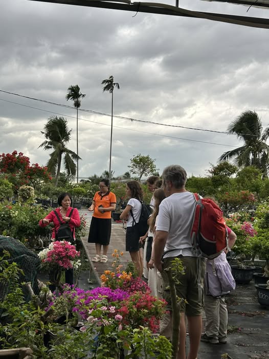 GHÉ VƯỜN CHƠI, MANG CẢ SẮC HOA VỀ NHÀ!